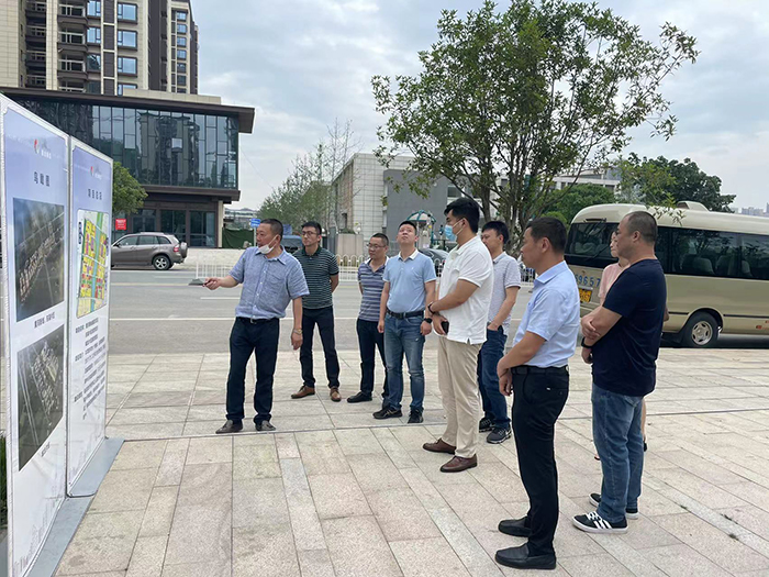 經(jīng)開發(fā)展集團(tuán)考察學(xué)習(xí)工程項目建設(shè)cccc.jpg